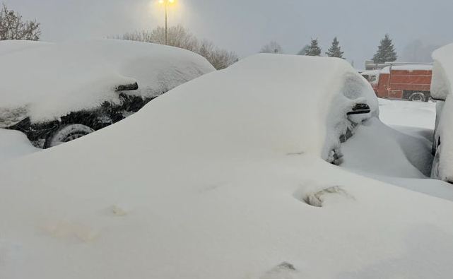 امریکا میں تاریخی برفانی طوفان، نظامِ زندگی مفلوج، لاکھوں افراد بجلی سے محروم